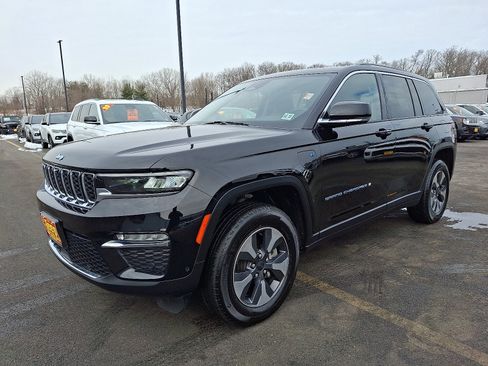 Certified 2022 Jeep Grand Cherokee Limited w/ Luxury Tech Group II image 3