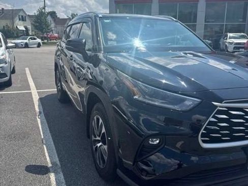Used 2021 Toyota Highlander XLE AWD/4WD image 5