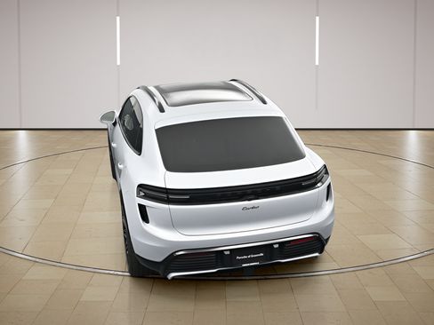 Certified 2025 Porsche Macan Turbo Electric AWD/4WD image 36