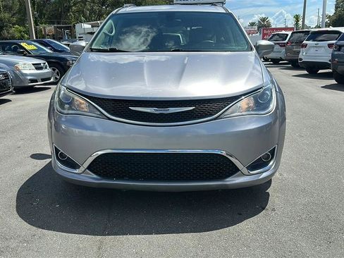Used 2019 Chrysler Pacifica Touring-L FWD image 4