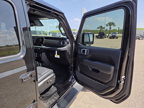 New 2026 Jeep Wrangler Unlimited Sahara AWD/4WD image 18
