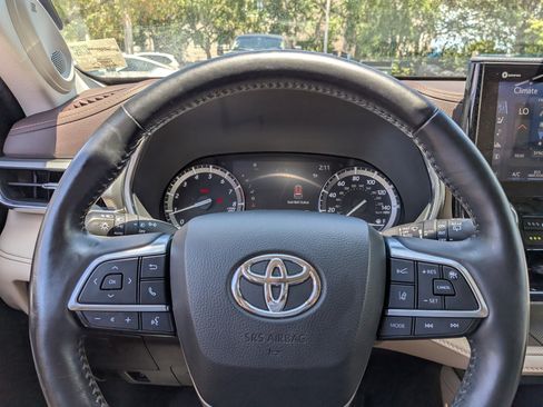 Used 2021 Toyota Highlander Platinum FWD image 28