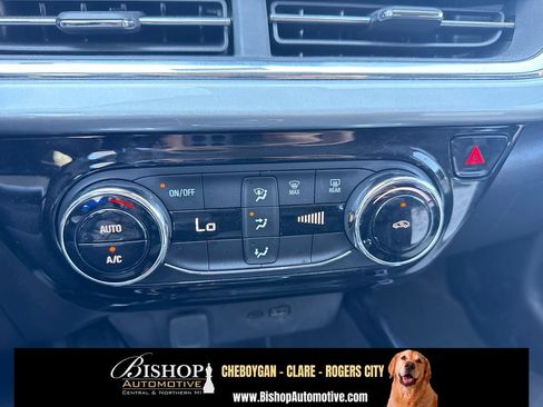 Used 2025 Chevrolet Trax LT FWD image 23