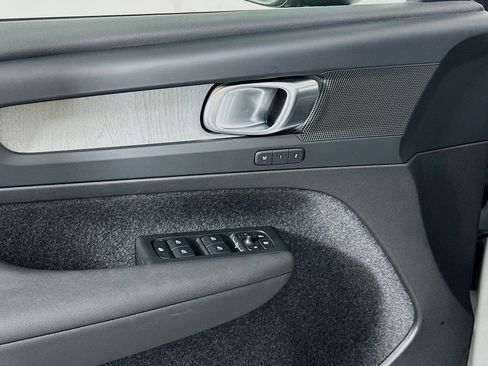 Used 2025 Volvo XC40 B5 Plus image 15