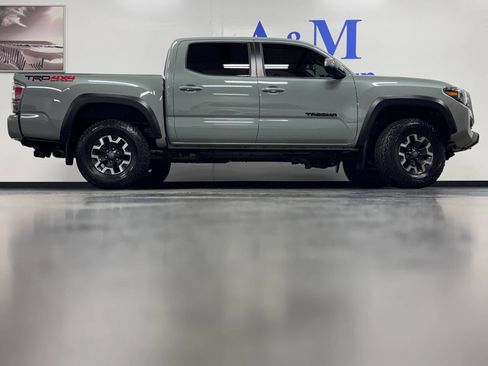 Used 2022 Toyota Tacoma TRD Off-Road w/ TRD Premium Off Road Package AWD/4WD image 4