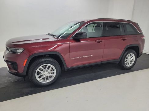 Used 2023 Jeep Grand Cherokee Laredo X AWD/4WD image 2