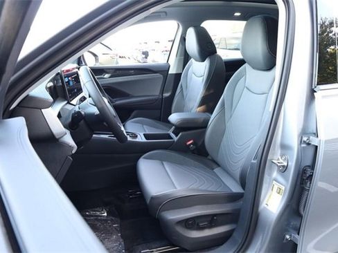 New 2025 Volkswagen Tiguan SE image 8