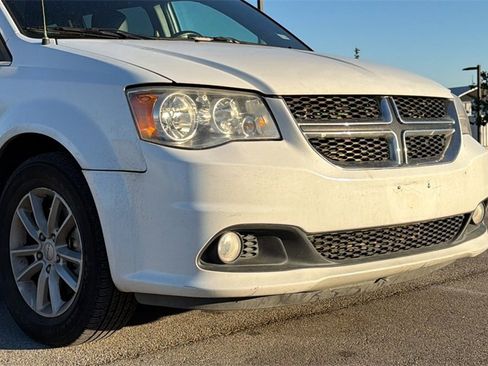 Used 2017 Dodge Grand Caravan SXT image 12