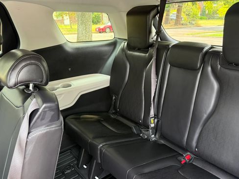 Used 2023 Kia Carnival LX FWD image 29