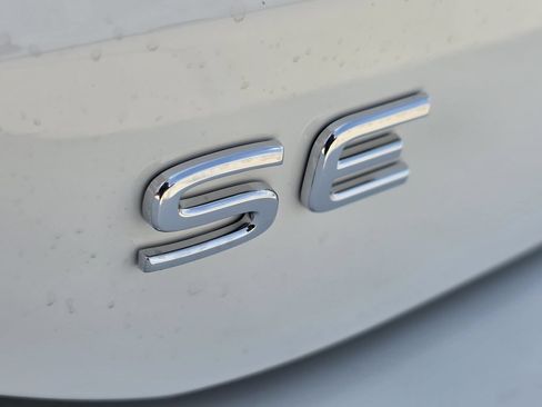 Used 2025 Volkswagen Tiguan SE FWD image 8