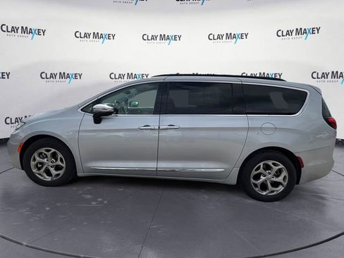 Used 2023 Chrysler Pacifica Limited FWD image 2