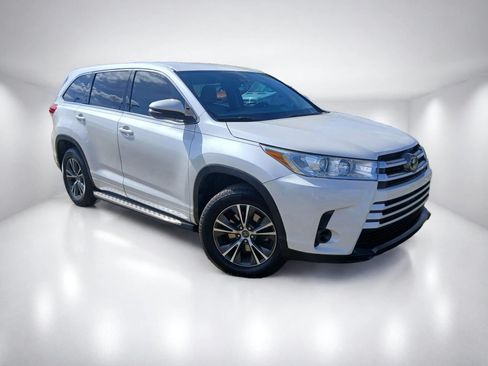 Used 2018 Toyota Highlander LE FWD image 2