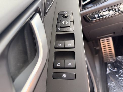 Used 2024 Kia Niro SX Touring FWD image 24