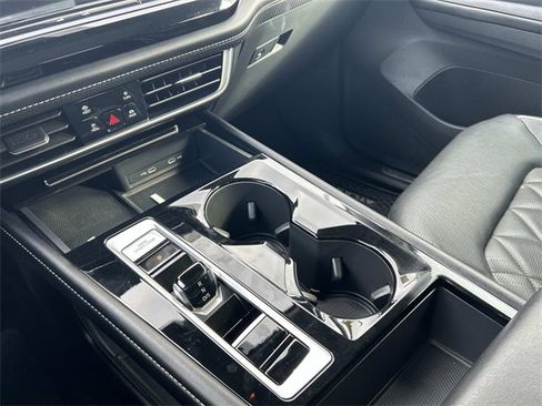 Used 2024 Volkswagen Atlas SEL Premium R-Line image 31