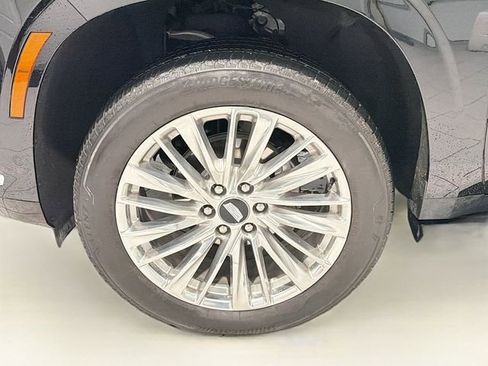 Used 2025 Cadillac Escalade ESV Premium Luxury image 28