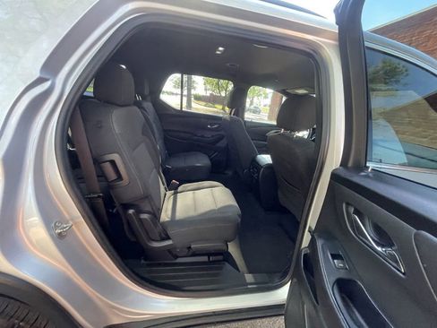 Used 2022 Chevrolet Traverse LT FWD image 10