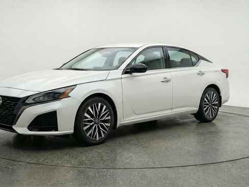 Used 2025 Nissan Altima 2.5 SV FWD image 3