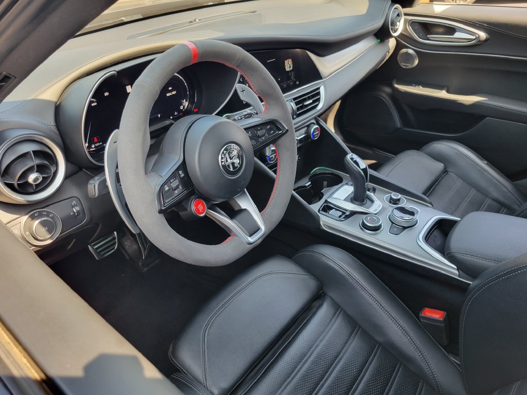 Used 2024 Alfa Romeo Giulia Veloce RWD image 3