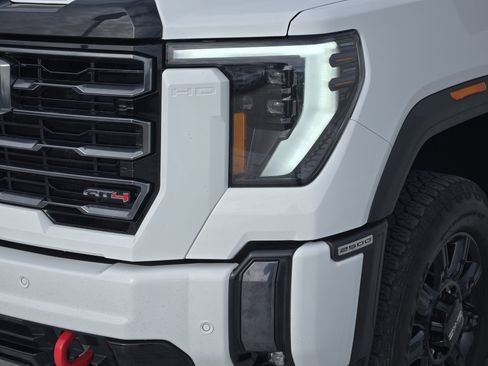 Used 2024 GMC Sierra 2500 AT4 image 11