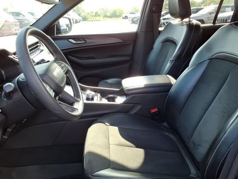 Used 2024 Jeep Grand Cherokee Altitude AWD/4WD image 9