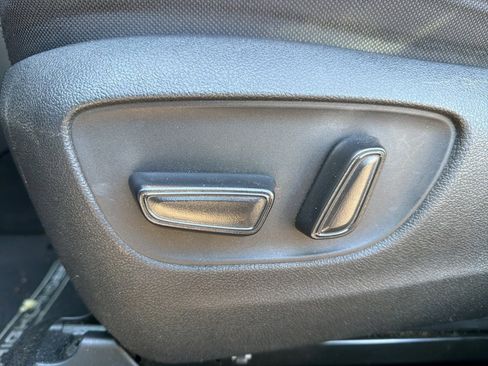 Used 2020 Toyota Highlander L image 11