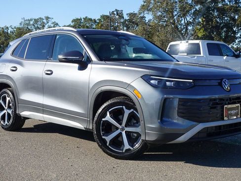 New 2025 Volkswagen Tiguan SE image 3