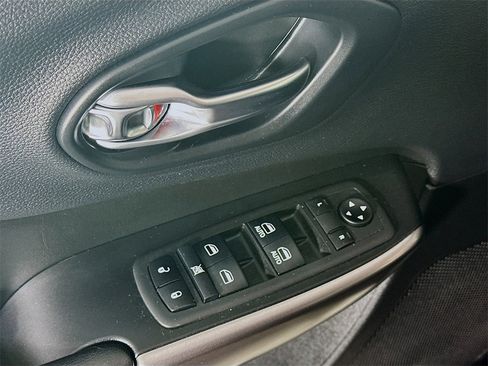 Used 2019 Jeep Cherokee Latitude Plus image 23