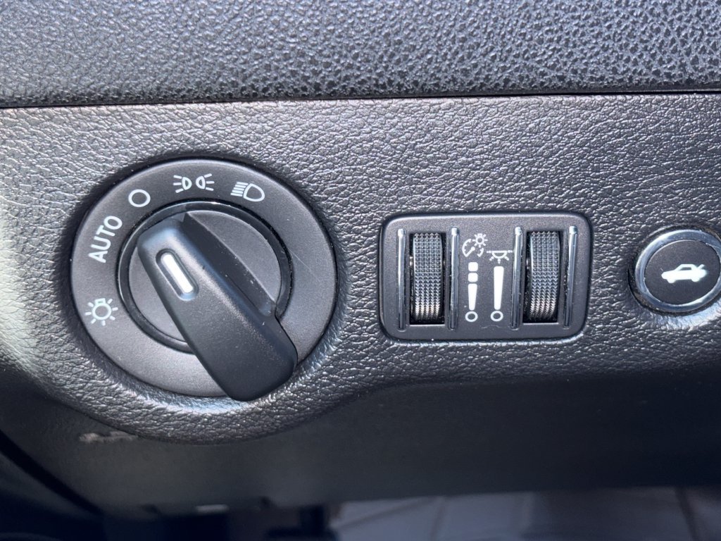 Used 2021 Dodge Charger SXT w/ Leather Interior Group RWD image 12