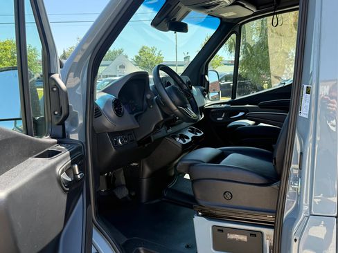 Used 2020 Mercedes-Benz Sprinter 2500 w/ Comfort Plus Package image 15