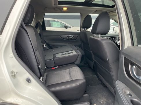 Used 2019 Nissan Rogue SV w/ Sun & Sound Touring Package image 3