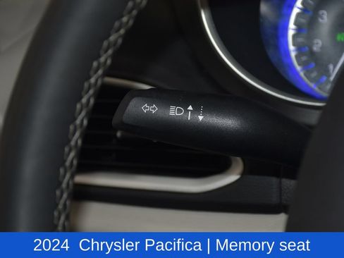 Used 2024 Chrysler Pacifica Touring-L FWD image 10