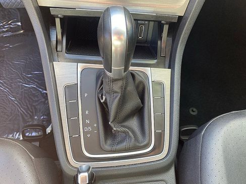 Used 2015 Volkswagen Golf S image 21