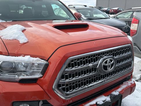 Used 2017 Toyota Tacoma TRD Sport image 4