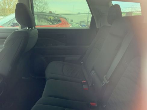 Used 2025 Nissan Pathfinder SV image 8