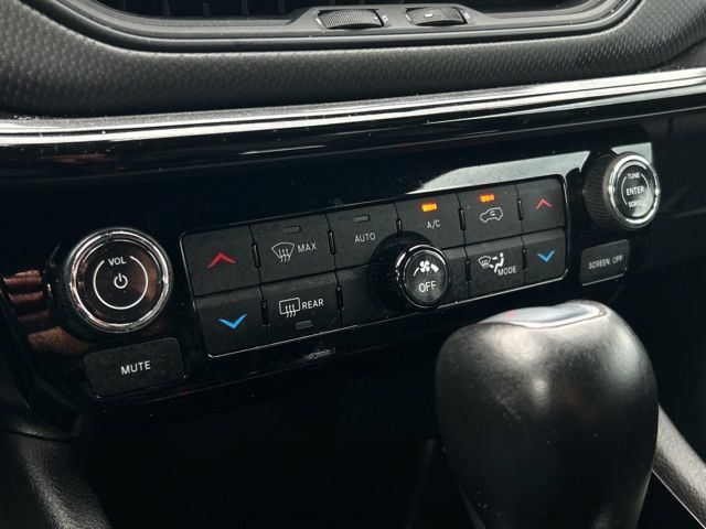 Used 2025 Jeep Compass Latitude w/ Convenience Group AWD/4WD image 43
