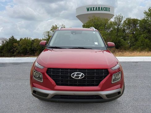 Used 2025 Hyundai Venue SEL image 2