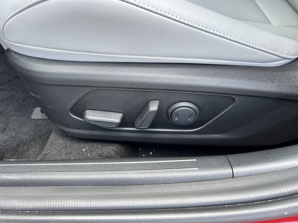 New 2025 Hyundai Elantra Limited FWD image 23