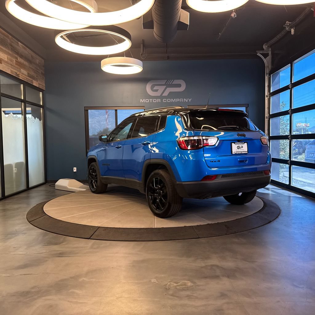 Used 2024 Jeep Compass Latitude w/ Convenience Group AWD/4WD image 5
