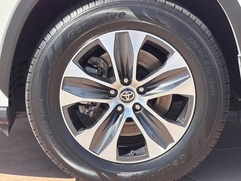 Used 2021 Toyota Highlander XLE AWD/4WD image 32