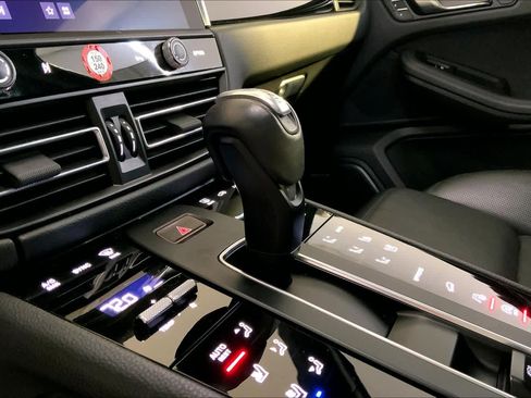 Used 2023 Porsche Macan Turbo image 17