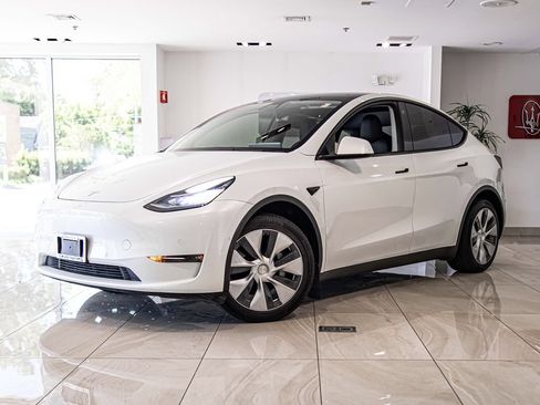 Used 2021 Tesla Model Y Long Range AWD/4WD image 1