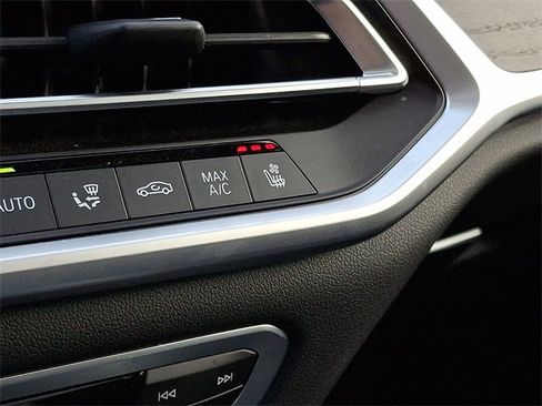 Used 2022 BMW X7 xDrive40i w/ M Sport Package image 27