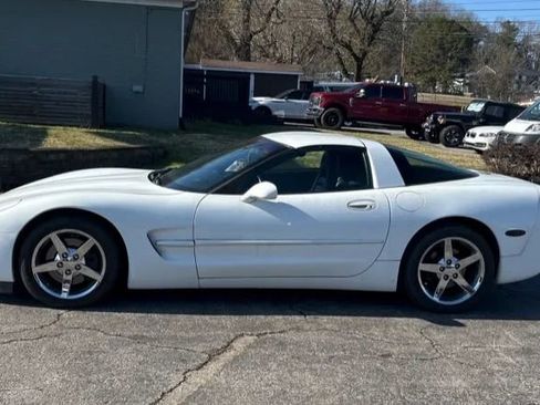 Used 1999 Chevrolet Corvette Coupe w/ Roof Pkg image 2