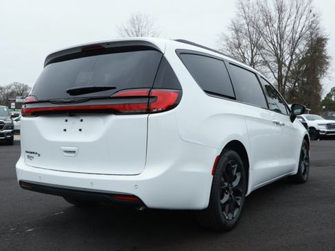 New 2026 Chrysler Pacifica Select w/ S Appearance Package image 6