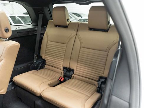 Used 2024 Land Rover Discovery Dynamic SE image 18