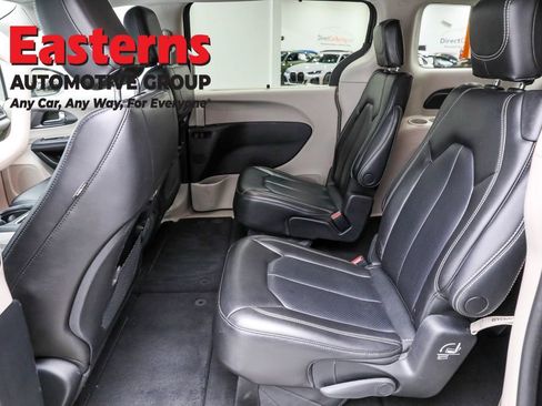 Used 2023 Chrysler Pacifica Touring-L FWD image 21