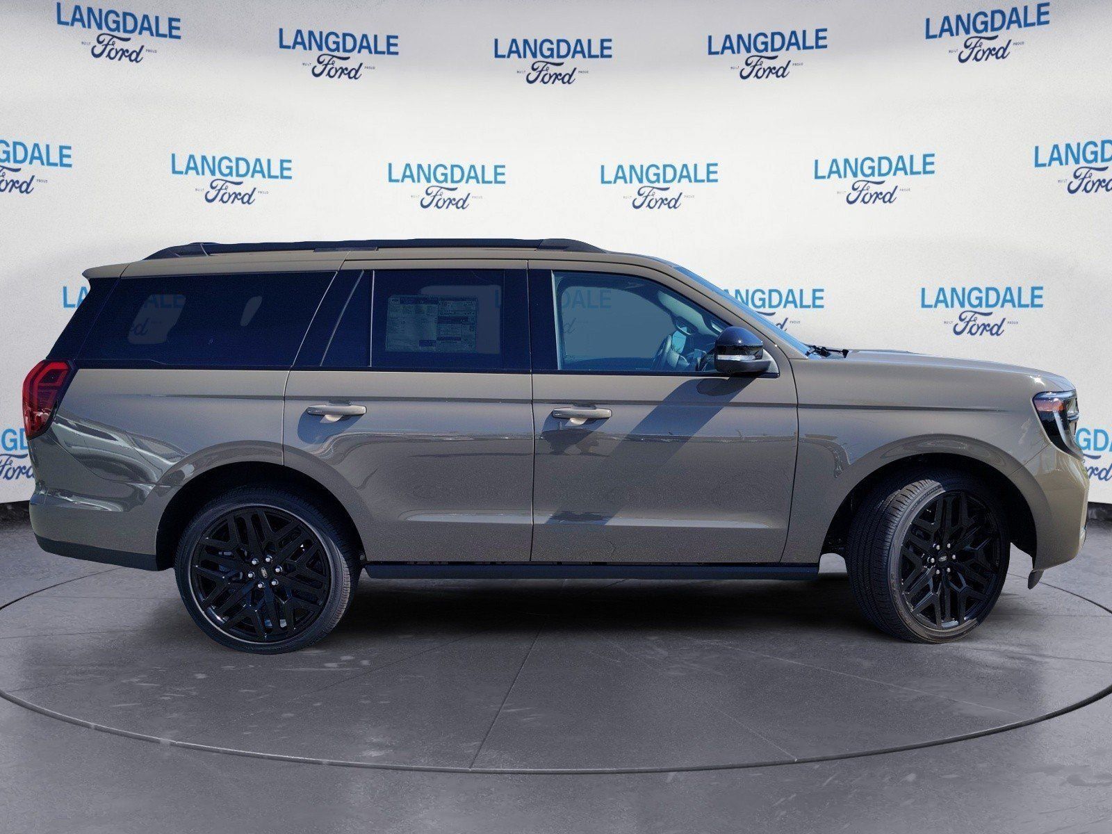 New 2027 Ford Expedition Platinum w/ Stealth Performance Package AWD/4WD image 3