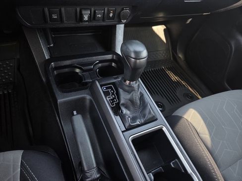Used 2021 Toyota Tacoma TRD Off-Road AWD/4WD image 10
