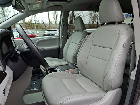 Used 2020 Toyota Sienna XLE w/ XLE Navigation Package image 11