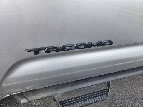 Used 2023 Toyota Tacoma SR5 AWD/4WD image 5